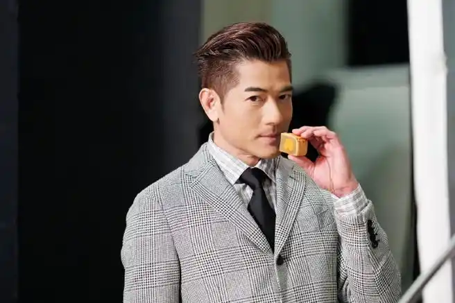 郭富城把月饼拍出大片既视感##郭富城手中的月饼是想分我一半吗