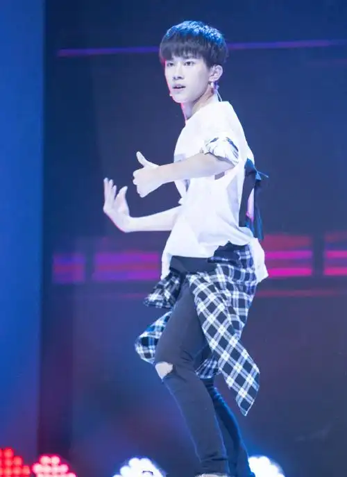 力量与美的结合易烊千玺帅气迷人舞蹈图片