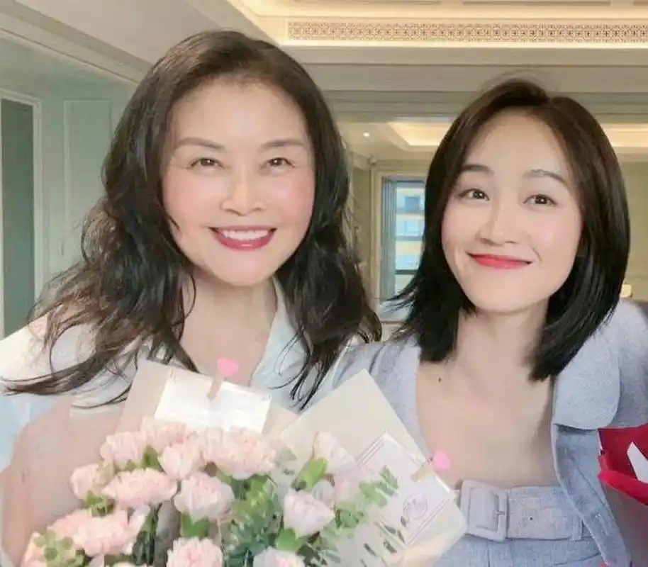 蓝盈莹和妈妈真的很像,妈妈年轻漂亮有气质,和蓝盈莹就像亲姐妹一样!