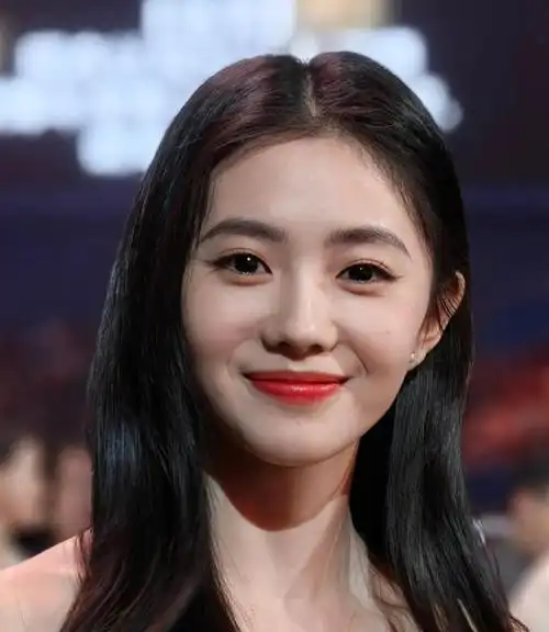 微博之夜明星怼脸生图:秦岚暴露年龄感,井柏然憔悴,于文文脸肿