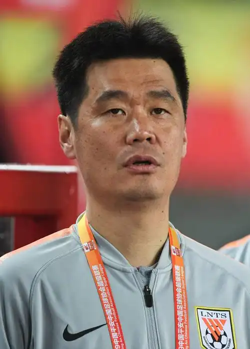 山东鲁能泰山队主教练李霄鹏在赛前.