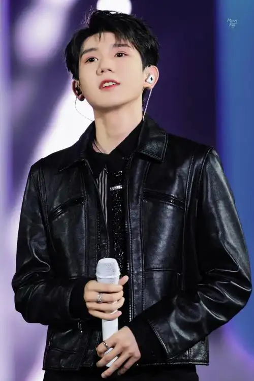 王源出席qq音乐巅峰盛典