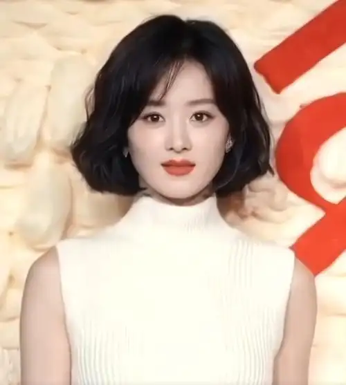 扒了一下赵丽颖剪短发的时间,大概能确定,她要走成熟女性路线了