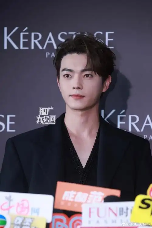 许凯今日活动生图来了,黑西装三七分别太拽90#明星们是来成都团建了