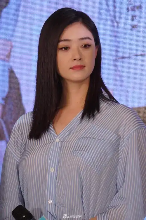 组图真瘦了蒋欣减肥成功蓝条纹衬衣显清新