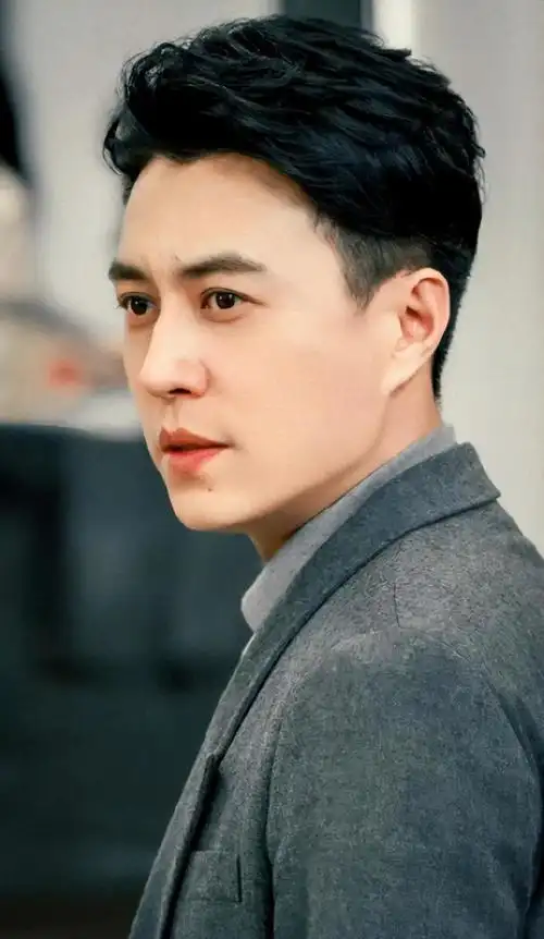 回顾演员靳东:在父母离异的阴影下长大,离过婚的女人更应该被爱