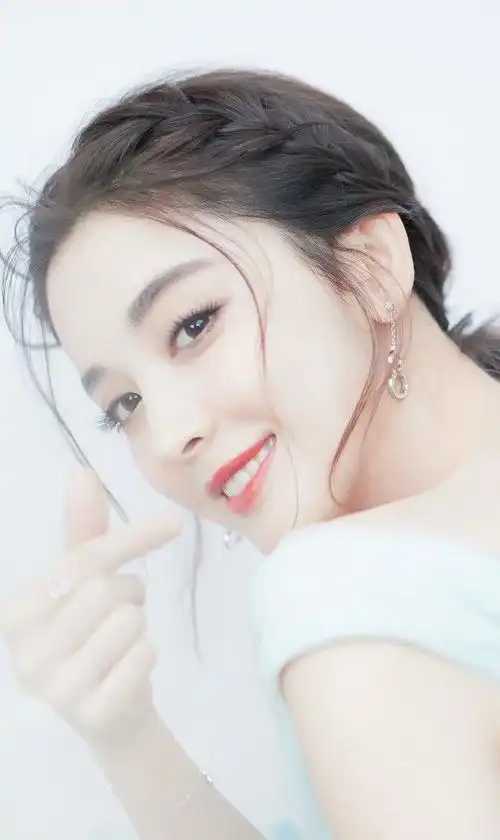 甜心古力娜扎,特有的大眼睛,笑起来真好看!