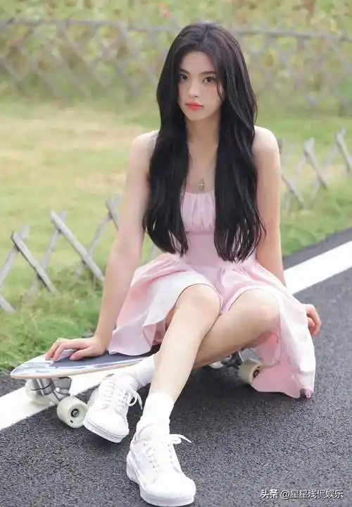 杨超越24岁生日写真曝光,穿百元连衣裙接地气,像洋娃娃一样精致_一面