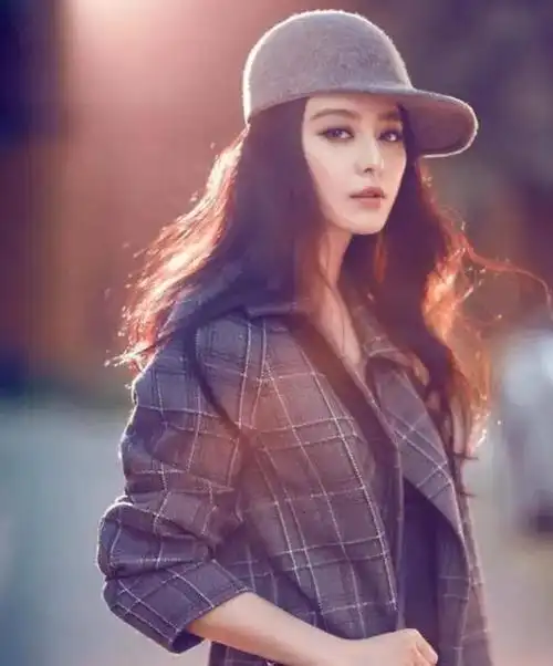 39岁范冰冰状态真好穿黑白格子外套配长裤精神抖擞又时髦