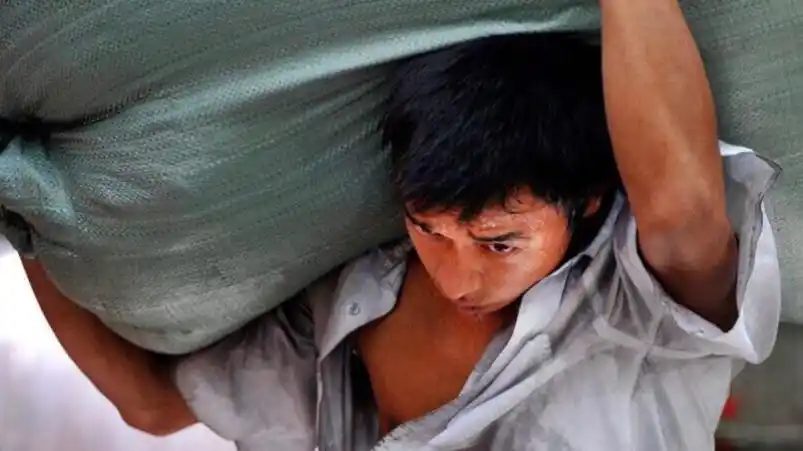 每个师傅的肩膀上都扛着一个家庭的责任,为了这份责任他们无怨无悔!