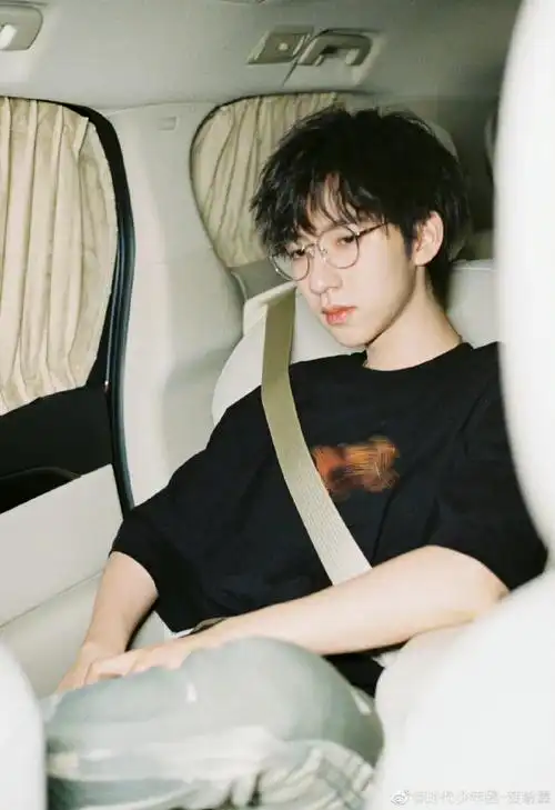 贺峻霖晒车内四宫格随拍#贺峻霖车内四宫格随拍96戴眼镜的小贺盏哪