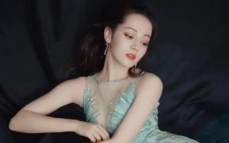 迪丽热巴性感撩人写真桌面壁纸