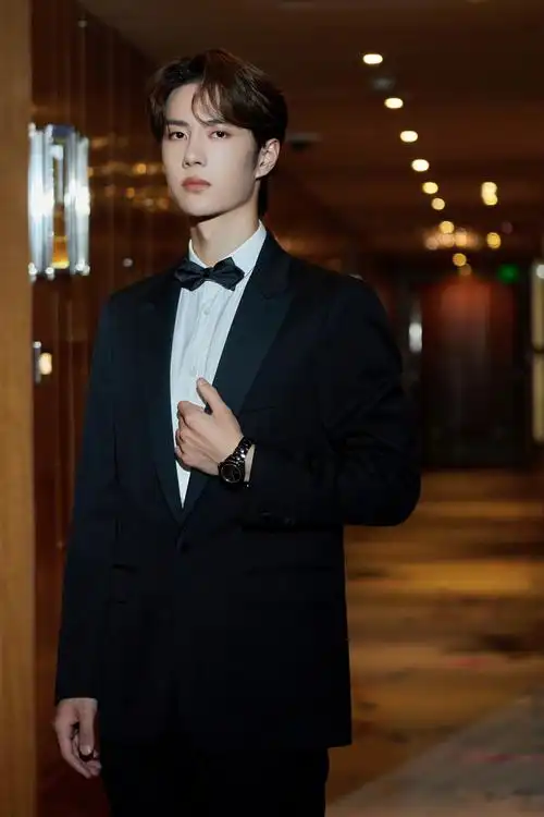 王一博celine西装香奈儿j12腕表经典简洁搭配