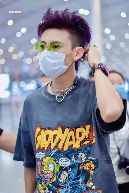 漂亮宝贝王琳凯昨晚从北京飞往成都 你以为染黑的发色原来是紫红色