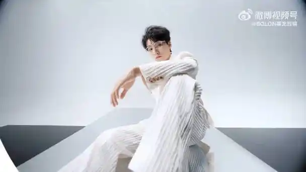 王俊凯最新大片 戴眼镜的凯boss狠狠帅到了 期待直播