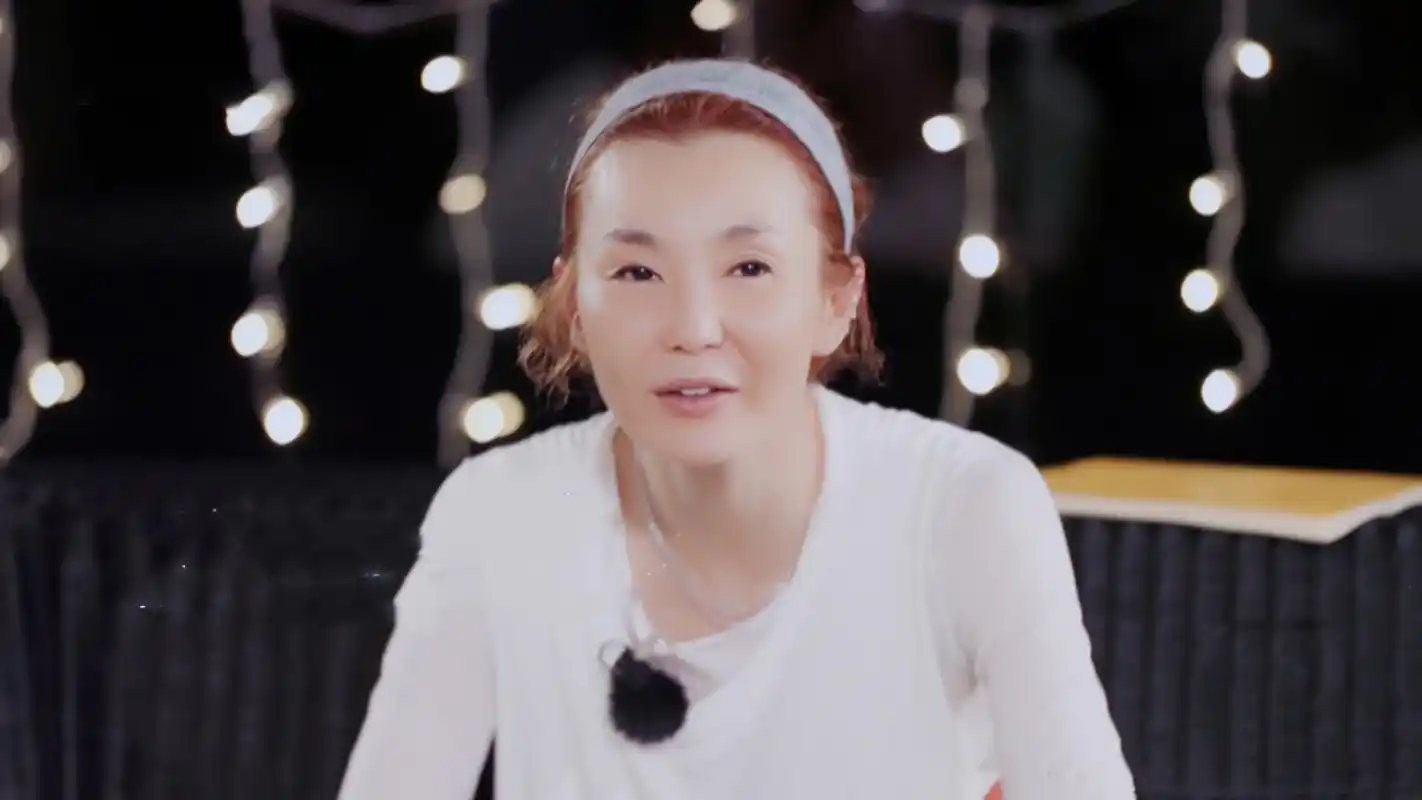 原创张曼玉综艺素颜出镜好状态,用发带让发型不单调,55岁身形似少女