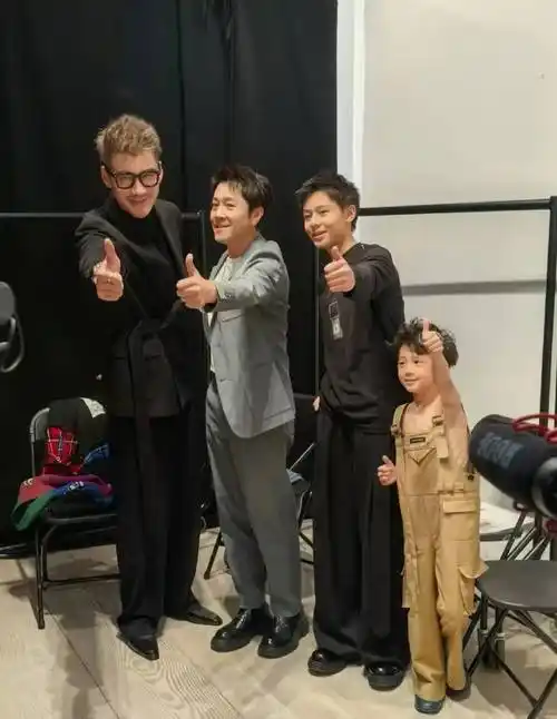 胡兵带蔡国庆一家伦敦走秀