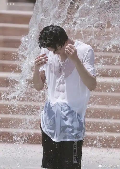 男菩萨图鉴#98前方@theo-朱正廷好身材预警～宛如人间搓衣板的腹肌