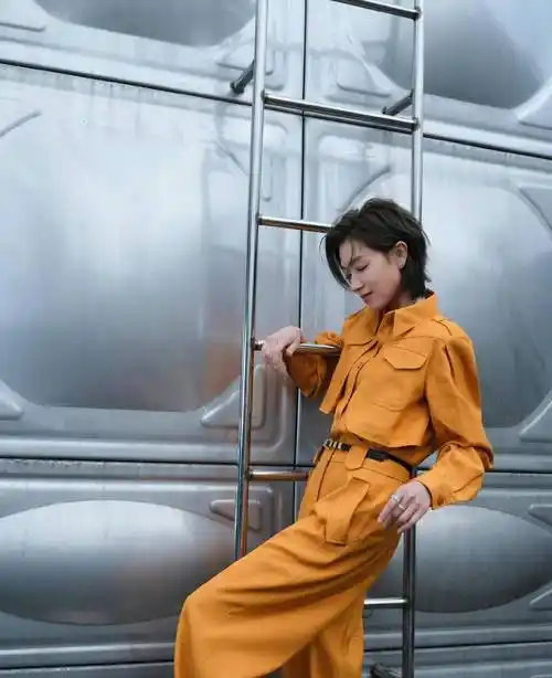 万茜活动造型好抢眼,一身橘色工装配短发,又美又飒!_时尚_身材_橙色