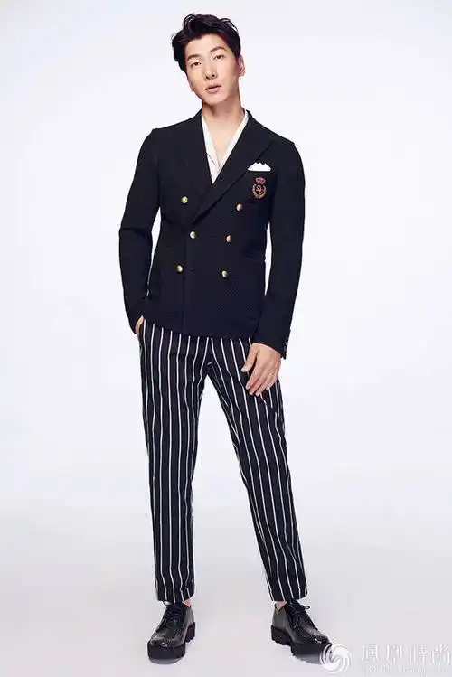 张亮全新写真曝光自带儒雅洒脱总裁风范