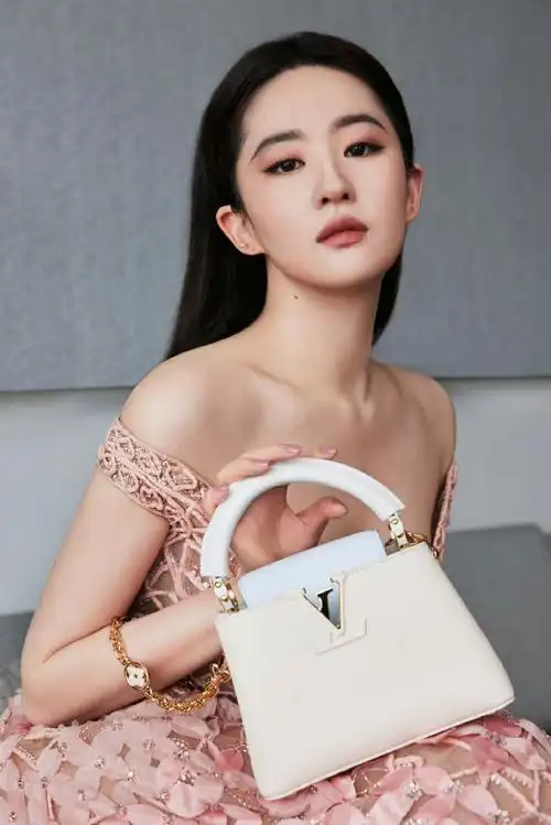 胡歌唐嫣刘亦菲出席白玉兰颁奖##刘亦菲##玫瑰的故事