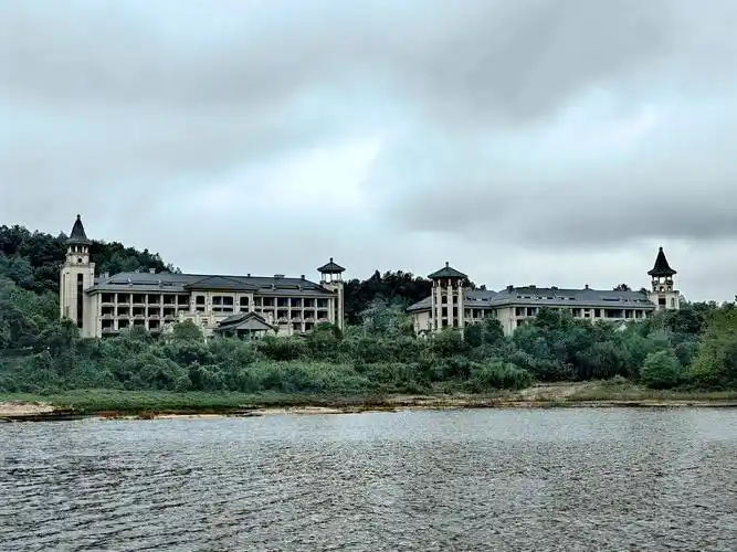 茗阳汤泉位于河南,湖北及安徽三省交界处的商城县汤泉池.早在7 - 抖音