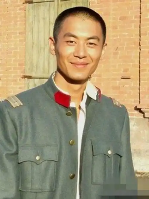 鲜肉感《闯关东》,他的第三部戏,军装诱惑然而,你们以为朱亚文只是狂