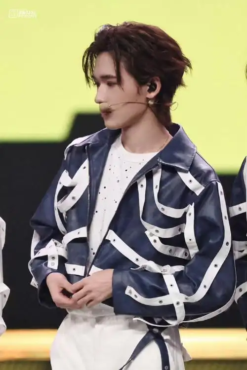 宋亚轩大时代大背头造型##时代少年团今天换妆造了##宋亚轩楼外楼