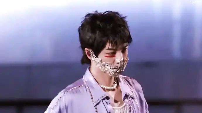 华晨宇戴面具唱歌好稳