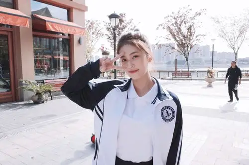 鹿鹿的学生装,太美啦!白鹿 图