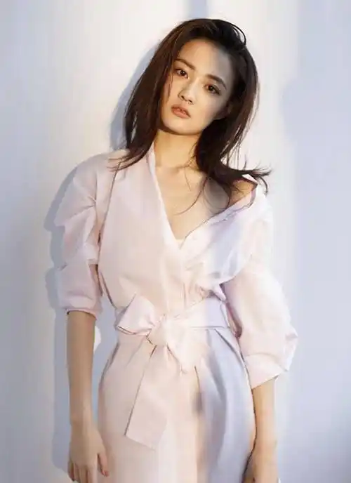 徐璐晒热舞视频,大秀小蛮腰一字肩,瘦到撑不起裤子_穿着_徐露_张翰