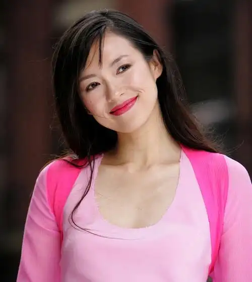 章子怡15年前旧照曝光,眉清目秀气质清纯,玩太嗨紧捂胸口防走光