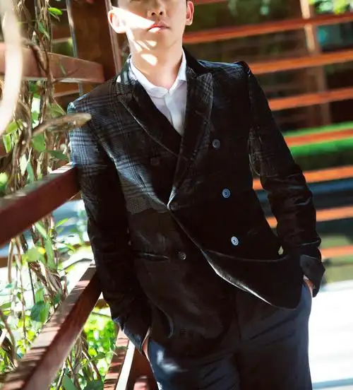 郑恺丝绒西装华贵儒雅 尽显成熟绅士风范