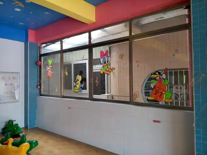 再来一波幼儿园卡通玻璃窗贴实拍图,美美哒!