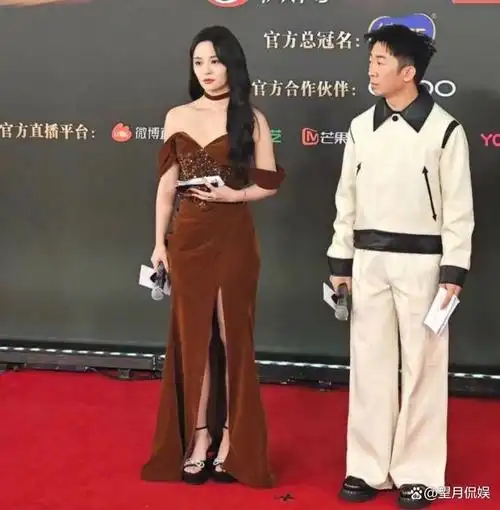 古力娜扎头戴皇冠,身穿粉白相间长裙,接受采访时,娜扎表示这是她一眼