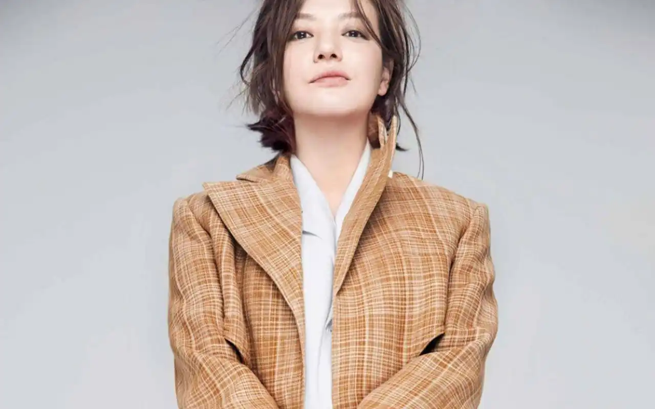 赵薇时尚杂志帅气柔美写真图片壁纸