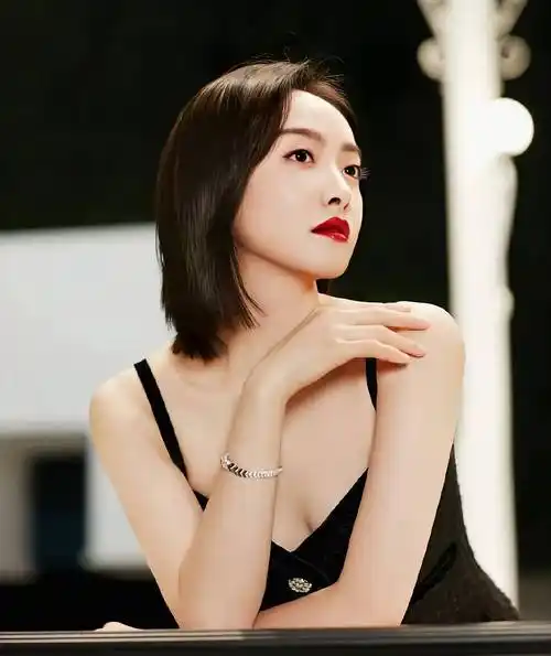 宋茜黑色吊带裙知性又酷,充满美味感人!_来自_图片_网络