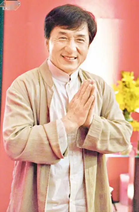 68岁成龙拍戏,摔下马头撞水泥地,头发花白眼闪泪光仍强撑