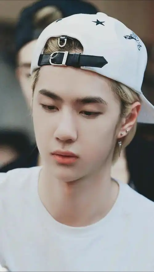 王一博#"宝贝我可以戳戳你的小奶膘嘛?就戳一下～"