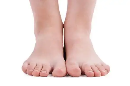 在白色背景上的人脚照片