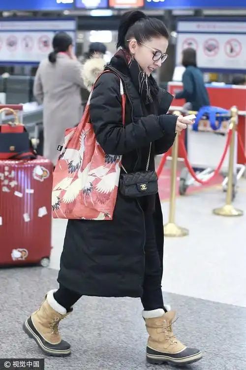 热依扎机场街拍.  图片来源:b/视觉中国