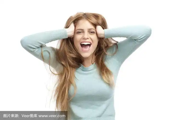 尖叫的年轻女子揪头发.