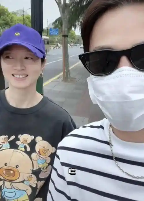 老婆与39岁男星逛街,素颜生图白到发光,上海挤地铁无人识_沈佳妮_孙坚