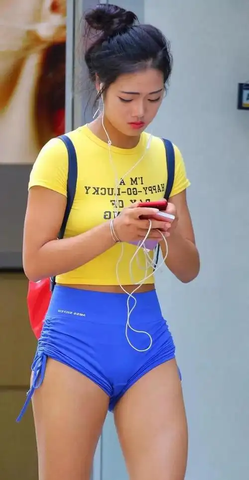 气质小姐姐运动短裤大秀健康小麦肤色,经常运动的女孩子是不一样