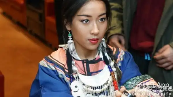 吉克隽逸身穿重达12斤的民族服饰亮相春晚,彝族姑娘也有别样美!