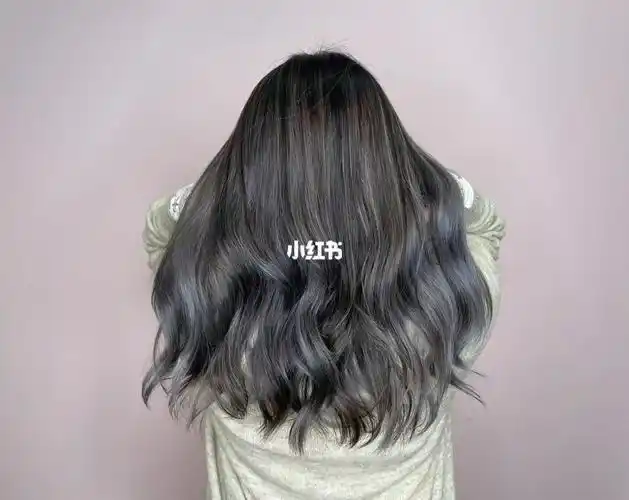 深灰色的画染一眼望去会感觉头发很有线条感,阳光7715撒上去又能