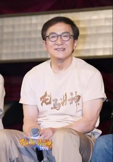 成龙 大哥参加新电影《龙马精神》的宣传活动,虽然69岁但依旧神采奕奕