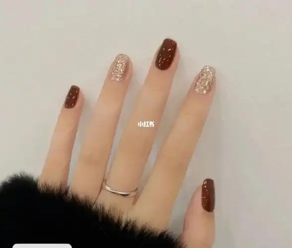 美甲显白这个颜色很适合秋冬呀