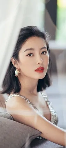 杨采钰亮片连衣裙简约气质大片壁纸