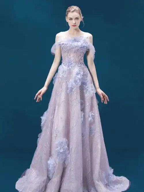 手工花朵十分耐看#婚纱  #最美婚纱  #穿着婚纱,嫁给爱情  #婚纱礼服